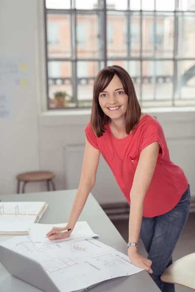 Mujer de oficina feliz — Foto de Stock