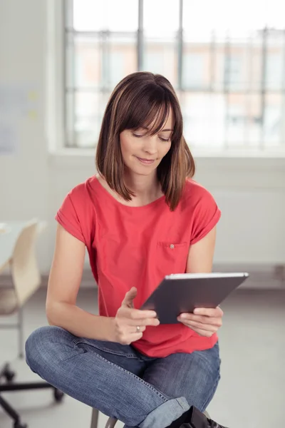 Wanita membaca di komputer tablet — Stok Foto
