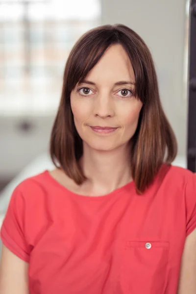 Hübsche erwachsene Frau im roten Hemd — Stockfoto