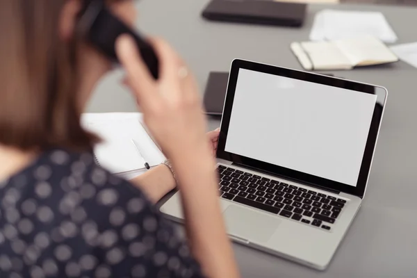 Donna d'affari che parla al telefono — Foto Stock