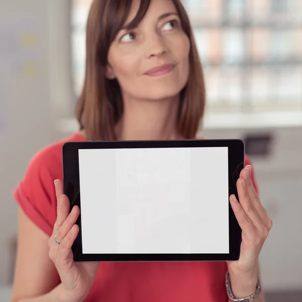 Mulher cuidadosa mostrando tela de tablet — Fotografia de Stock