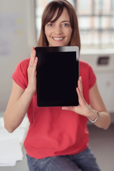 Mulher mostrando seu Tablet — Fotografia de Stock