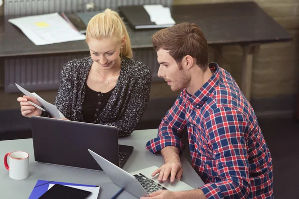 Young Couple Discussing at the Table with Laptops — Stok fotoğraf