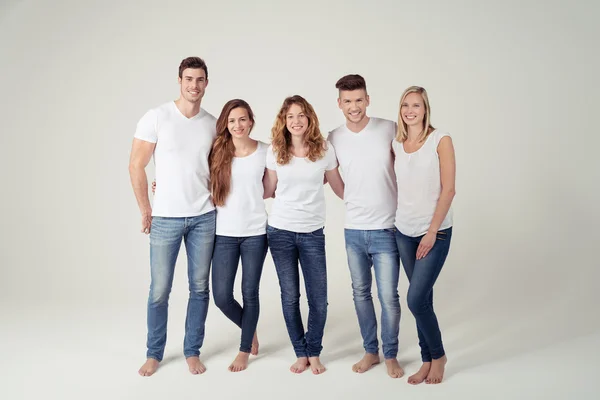 Grupp av vänner i casual kläder mot vitt — Stockfoto
