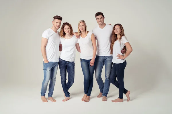 Gesloten vrienden in effen witte shirts en jeans — Stockfoto