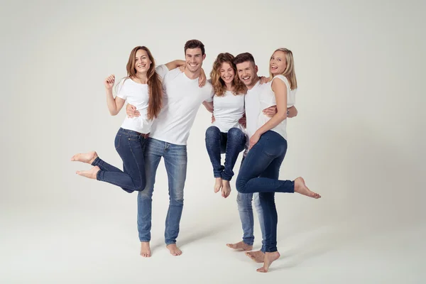 Team van vijf gelukkige jonge mensen in casual outfits — Stockfoto