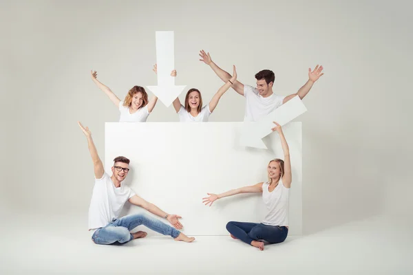 Lustige Freunde mit weißer Tafel und Pfeilen — Stockfoto