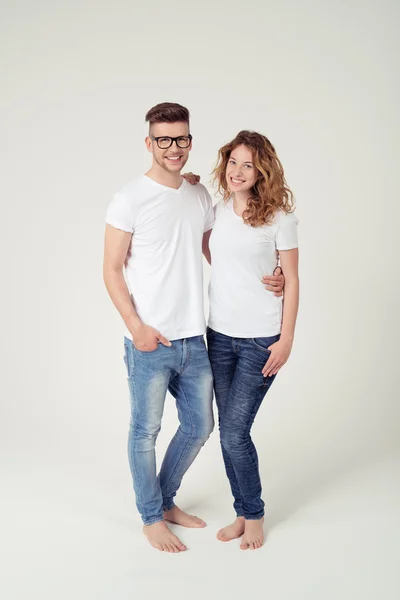 Pareja en camisa blanca con espacio de copia y pantalones vaqueros — Foto de Stock