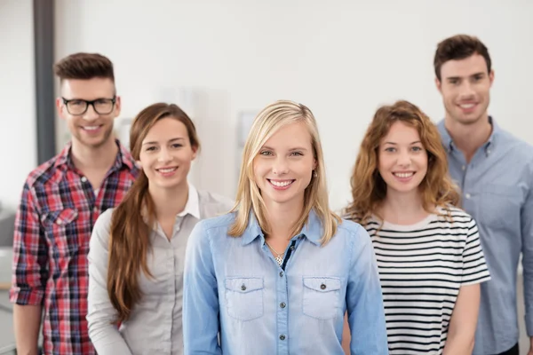 Sonrientes jóvenes trabajadores de oficina en ropa casual — Foto de Stock