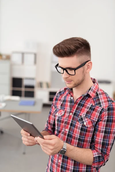 Jeune homme dans le bureau tenant Tablet Computer — Photo