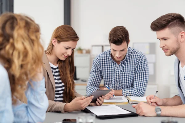 Young Professionals bei einem Geschäftstreffen — Stockfoto