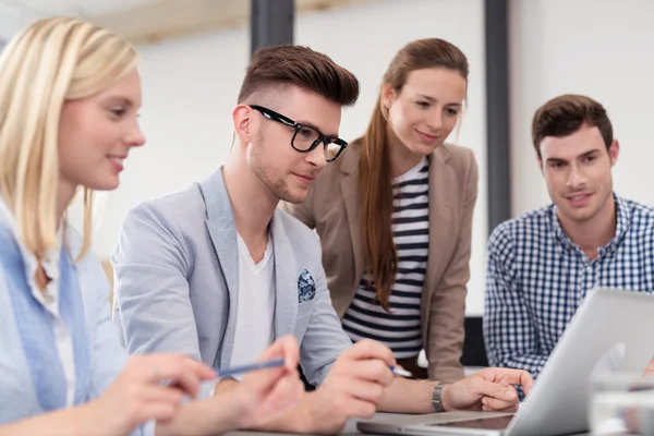 Office-proffs tittar på något på laptop — Stockfoto