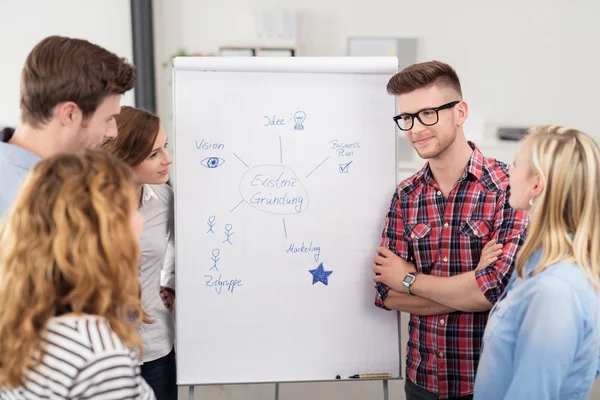 Gruppo di giovani dipendenti che hanno una riunione d'ufficio — Foto Stock