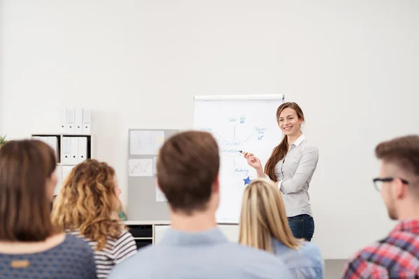 Felice Team Leader Discutere con il Gruppo — Foto Stock