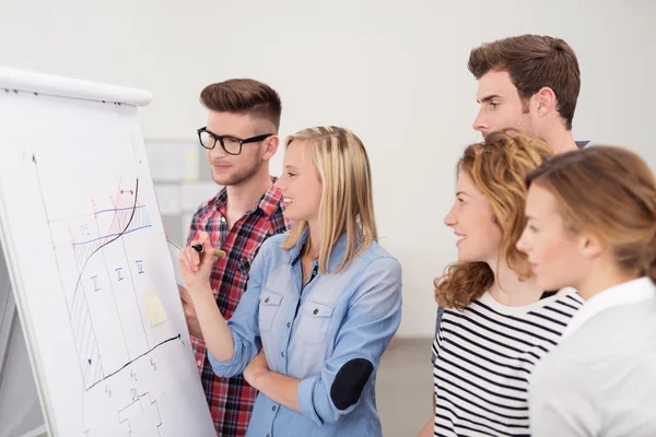 Groupe de jeunes regardant de près le diagramme — Photo