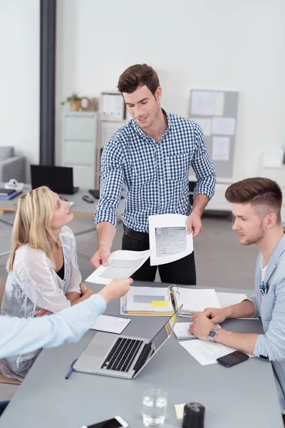 Líder hablando con el equipo con folletos — Foto de Stock