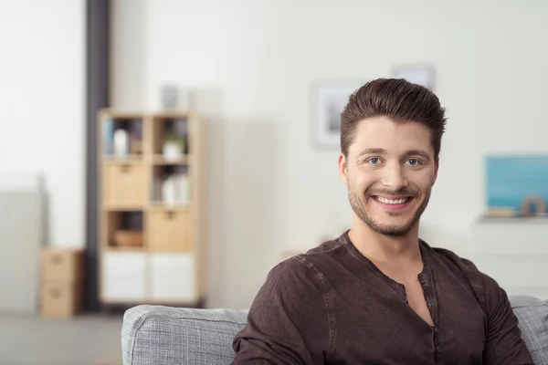 Sonriendo Atractivo Joven Sonriendo a la Cámara — Foto de Stock