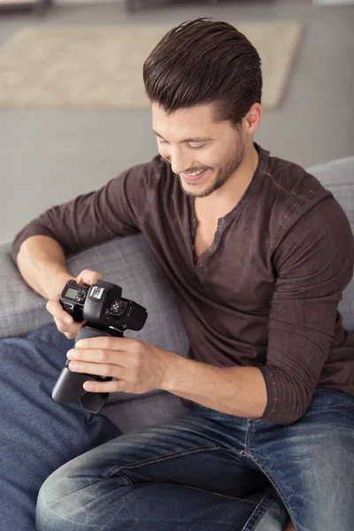 Guy Looking at Captured Photos on DSLR Camera — Stock Photo, Image