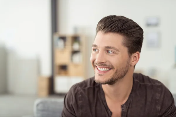 Chico feliz dentro de la casa mirando a distancia — Foto de Stock