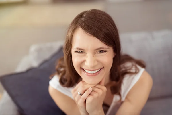 Fröhliche junge hübsche Frau lacht in die Kamera — Stockfoto