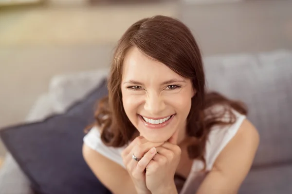 Alegre joven bonita mujer riéndose de la cámara — Foto de Stock