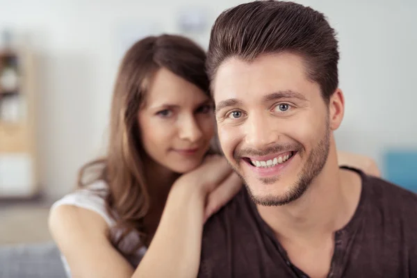 Feliz chico joven con novia sonriendo a la cámara — Foto de Stock