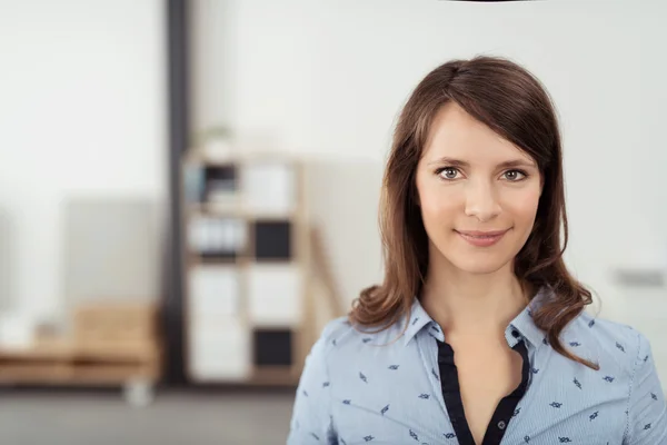 Lächelnde hübsche Bürofrau, die in die Kamera schaut — Stockfoto