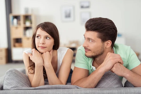 Boyfriend Admiring her Girl Looking Into Distance — Stock Photo, Image