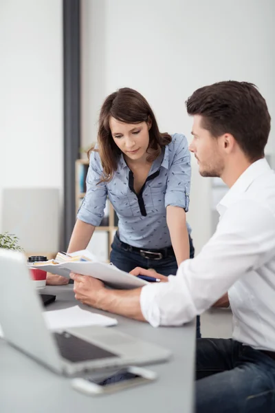 Geschäftspaar diskutiert über das Dokument — Stockfoto