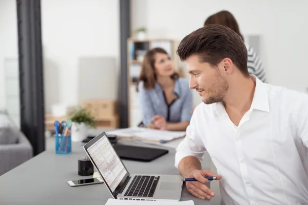 Przystojny biznesmen czytanie coś na laptopie — Zdjęcie stockowe