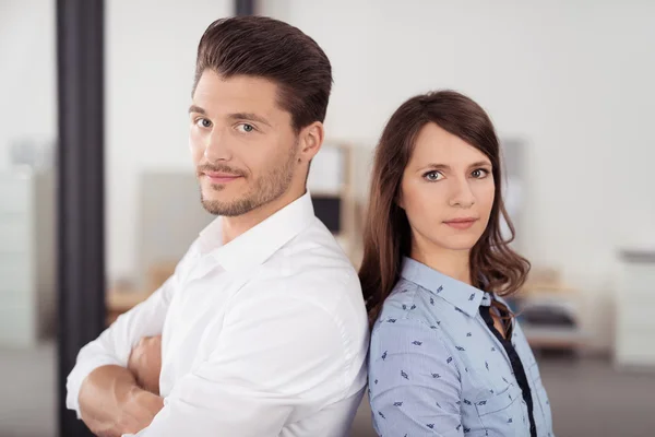 Zakelijke paar in terug naar binnen het kantoor — Stockfoto