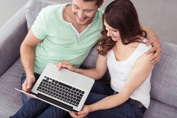 Pareja viendo divertido película en el ordenador portátil juntos — Foto de Stock