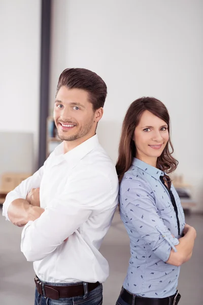 Feliz Pareja de Oficina Confiada en Back to Back —  Fotos de Stock