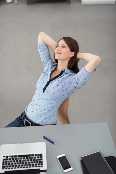 Escritório pensativo mulher se inclina para trás em sua cadeira — Fotografia de Stock