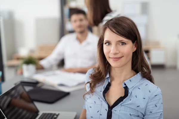 Ufficio donna in il consiglio di amministrazione sorridente a camera — Foto Stock