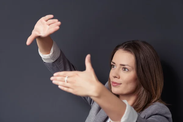 Hübsche Geschäftsfrau macht rahmende Hände-Geste — Stockfoto