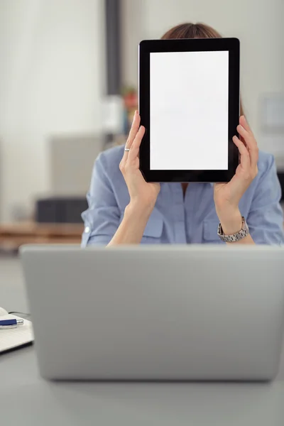 Oficina mujer cubriendo la cara con la tableta en su escritorio —  Fotos de Stock