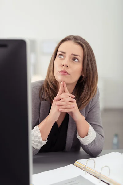 Thoughtful Office Woman at her Desk Looking Up — Stock Photo, Image