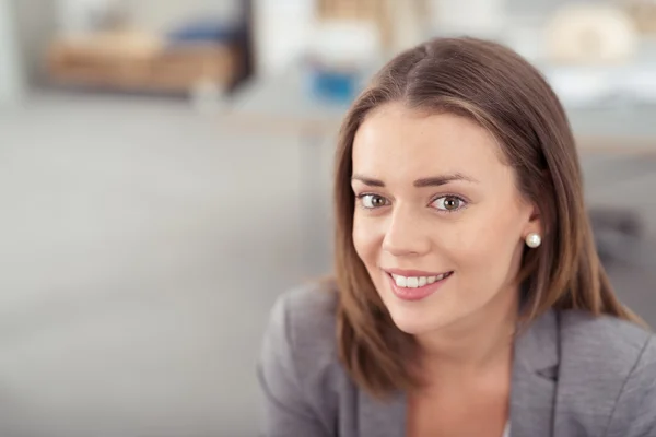 Привлекательная девушка из офиса улыбается перед камерой — стоковое фото