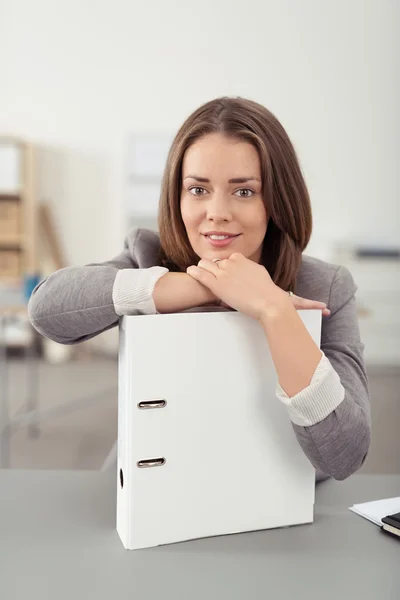 Pěkná kancelář žena naklání na sololitu složky — Stock fotografie