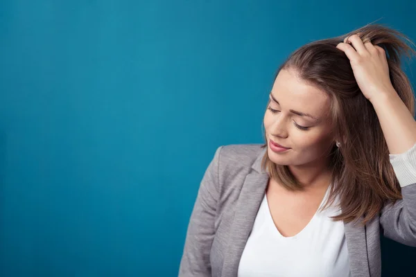 Riflessivo ufficio donna su blu con copia spazio — Foto Stock