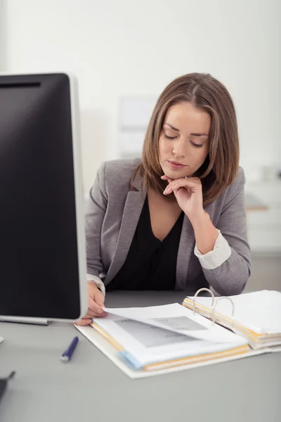 Ładny Office kobieta czytanie dokumentów na jej biurku — Zdjęcie stockowe