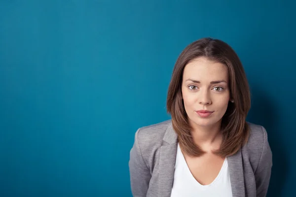 Junge Bürokauffrau gegen Blau mit Kopierraum — Stockfoto