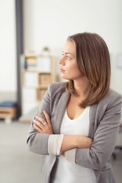 Pensive jeune femme de bureau regardant dans la distance — Photo