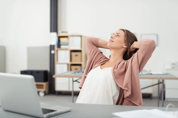 Gondolkodó fiatal lány Office pihentető a székről — Stock Fotó