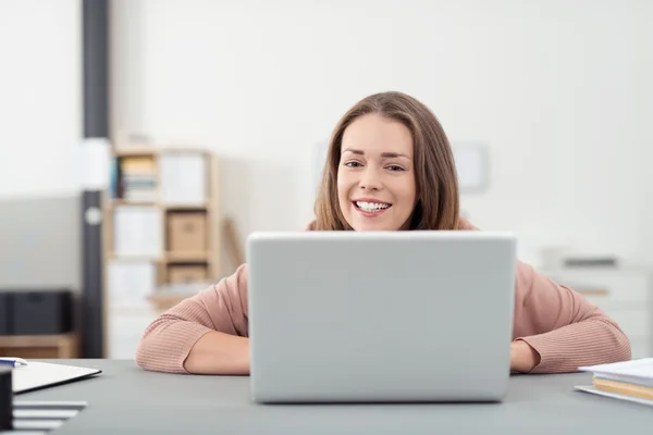 Wanita cantik di tempat kerjanya menggunakan laptopnya — Stok Foto