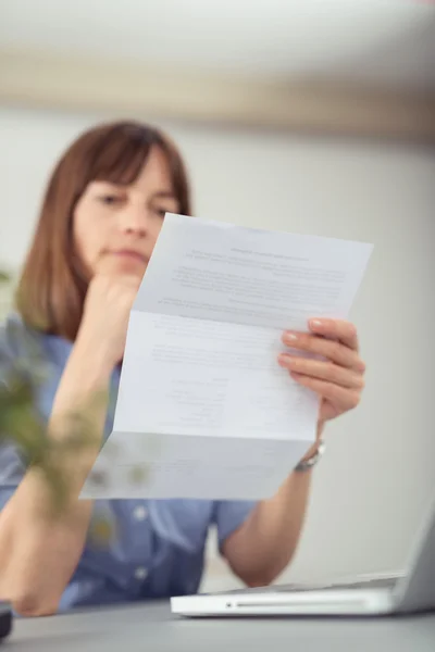 Poważnych kobieta czytająca list — Zdjęcie stockowe