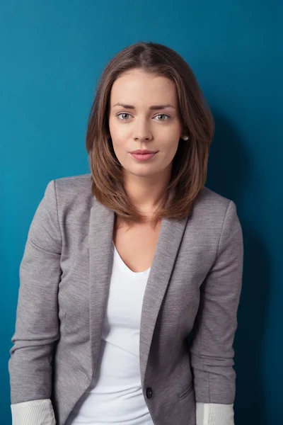 Hübsche junge Geschäftsfrau gegen blau-grüne Wand — Stockfoto