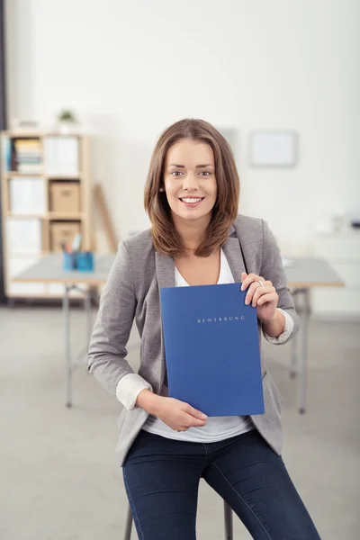 Office vrouw op een kruk weergegeven: een blauwe map — Stockfoto