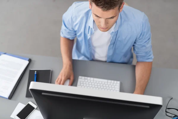 Office Guy Using his Desktop Computer in Top View — Stock Photo, Image